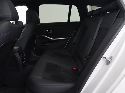 BMW 3-serie 320e M Sport | Panoramadak | Trekhaak | Stoelverwarming | Carplay | Sportstoelen | Leder/Alcantara | Navigatie | Widescreen Display | Sfeerverlichting | Parkeerhulp | PHEV | Plug In