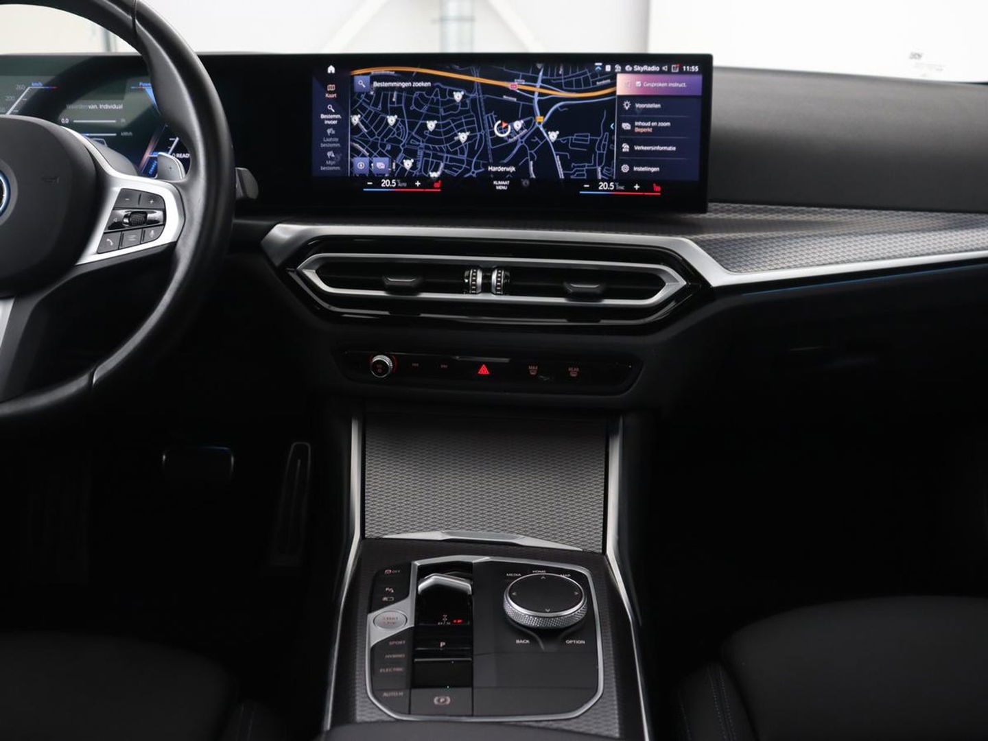 BMW 3-serie 320e M Sport | Panoramadak | Trekhaak | Stoelverwarming | Carplay | Sportstoelen | Leder/Alcantara | Navigatie | Widescreen Display | Sfeerverlichting | Parkeerhulp | PHEV | Plug In