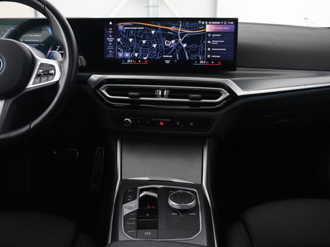 BMW 3-serie 320e M Sport | Panoramadak | Trekhaak | Stoelverwarming | Carplay | Sportstoelen | Leder/Alcantara | Navigatie | Widescreen Display | Sfeerverlichting | Parkeerhulp | PHEV | Plug In