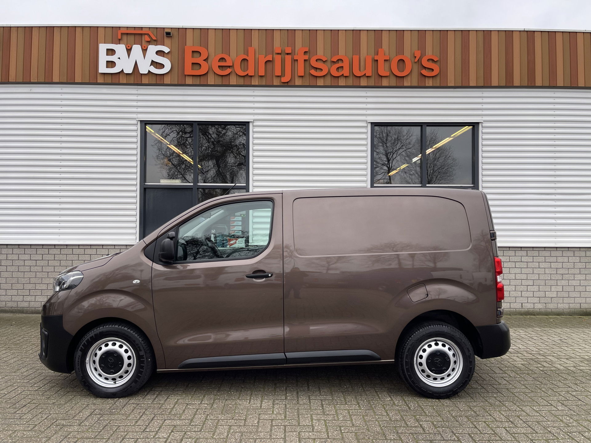 Toyota ProAce Compact 2.0 D-4D 122pk automaat Navigator L1H1 / vaste prijs rijklaar € 16.950 ex btw / lease vanaf € 285 / bruin metallic / euro 6 diesel / bpm vrij / airco / cruise / navi / trekhaak / pdc !
