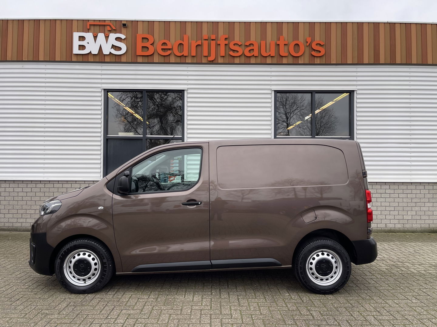 Toyota ProAce Compact 2.0 D-4D 122pk automaat Navigator L1H1 / vaste prijs rijklaar € 16.950 ex btw / lease vanaf € 285 / bruin metallic / euro 6 diesel / bpm vrij / airco / cruise / navi / trekhaak / pdc !