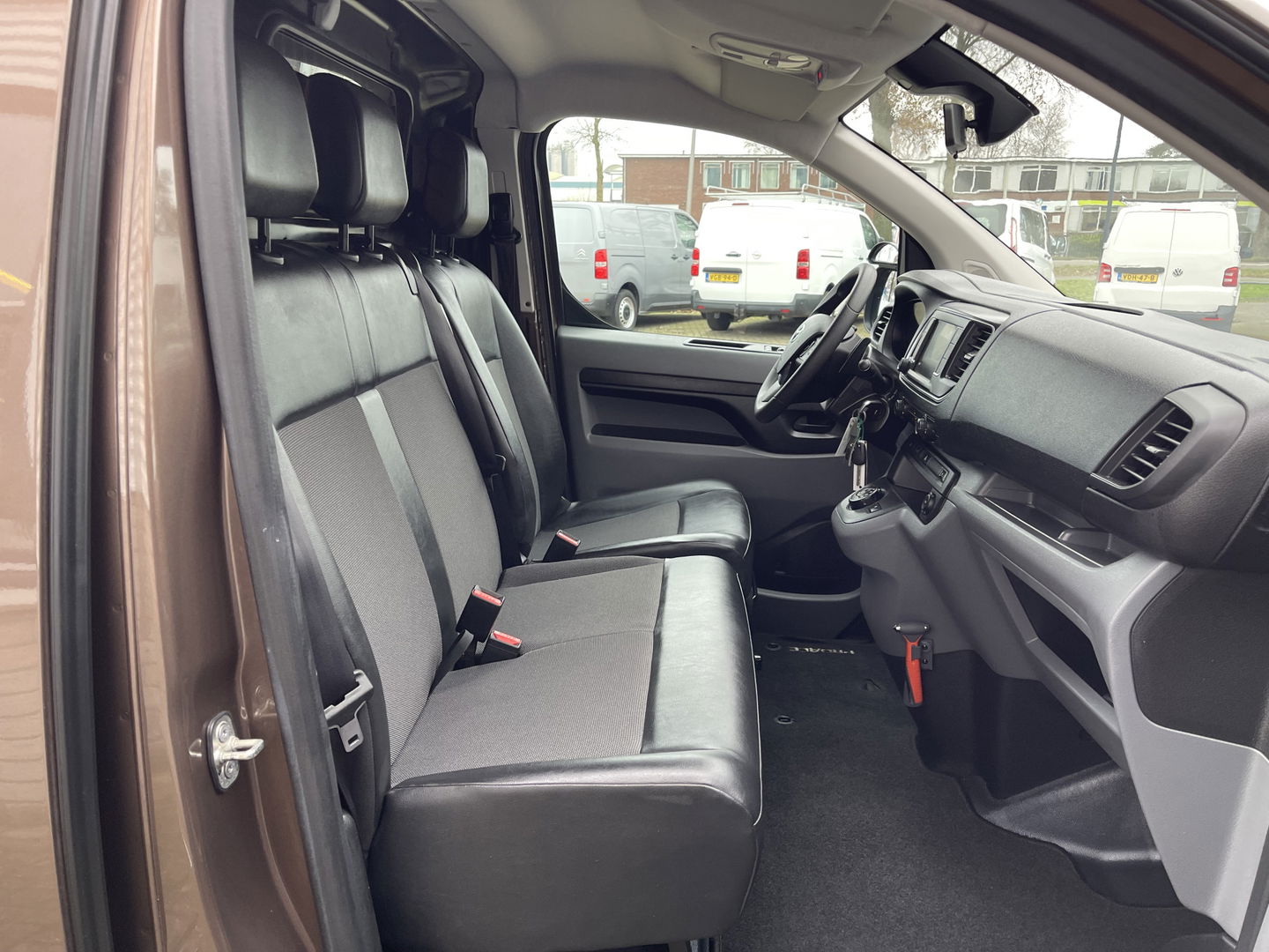 Toyota ProAce Compact 2.0 D-4D 122pk automaat Navigator L1H1 / vaste prijs rijklaar € 16.950 ex btw / lease vanaf € 285 / bruin metallic / euro 6 diesel / bpm vrij / airco / cruise / navi / trekhaak / pdc !