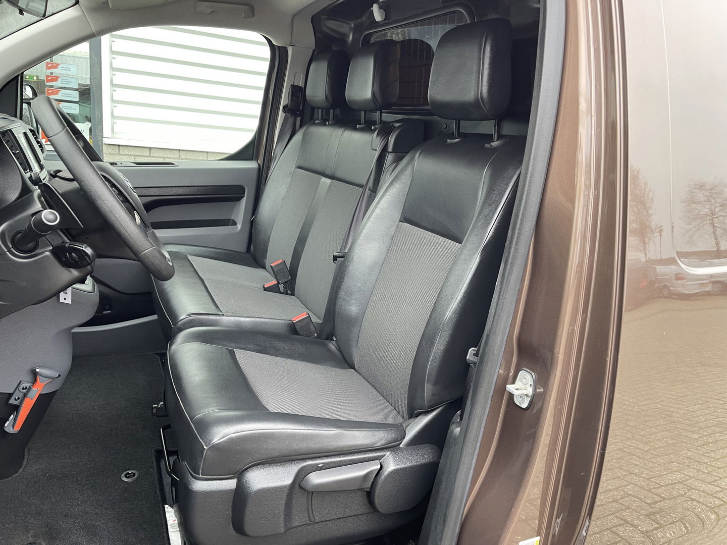 Toyota ProAce Compact 2.0 D-4D 122pk automaat Navigator L1H1 / vaste prijs rijklaar € 16.950 ex btw / lease vanaf € 285 / bruin metallic / euro 6 diesel / bpm vrij / airco / cruise / navi / trekhaak / pdc !