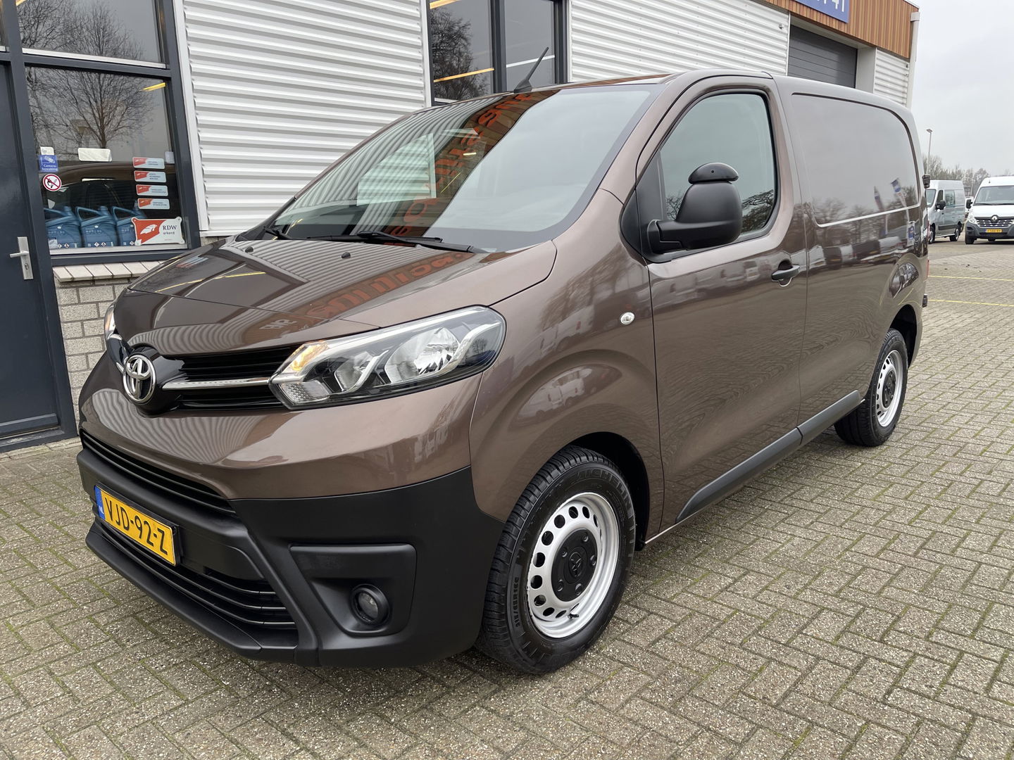 Toyota ProAce Compact 2.0 D-4D 122pk automaat Navigator L1H1 / vaste prijs rijklaar € 16.950 ex btw / lease vanaf € 285 / bruin metallic / euro 6 diesel / bpm vrij / airco / cruise / navi / trekhaak / pdc !