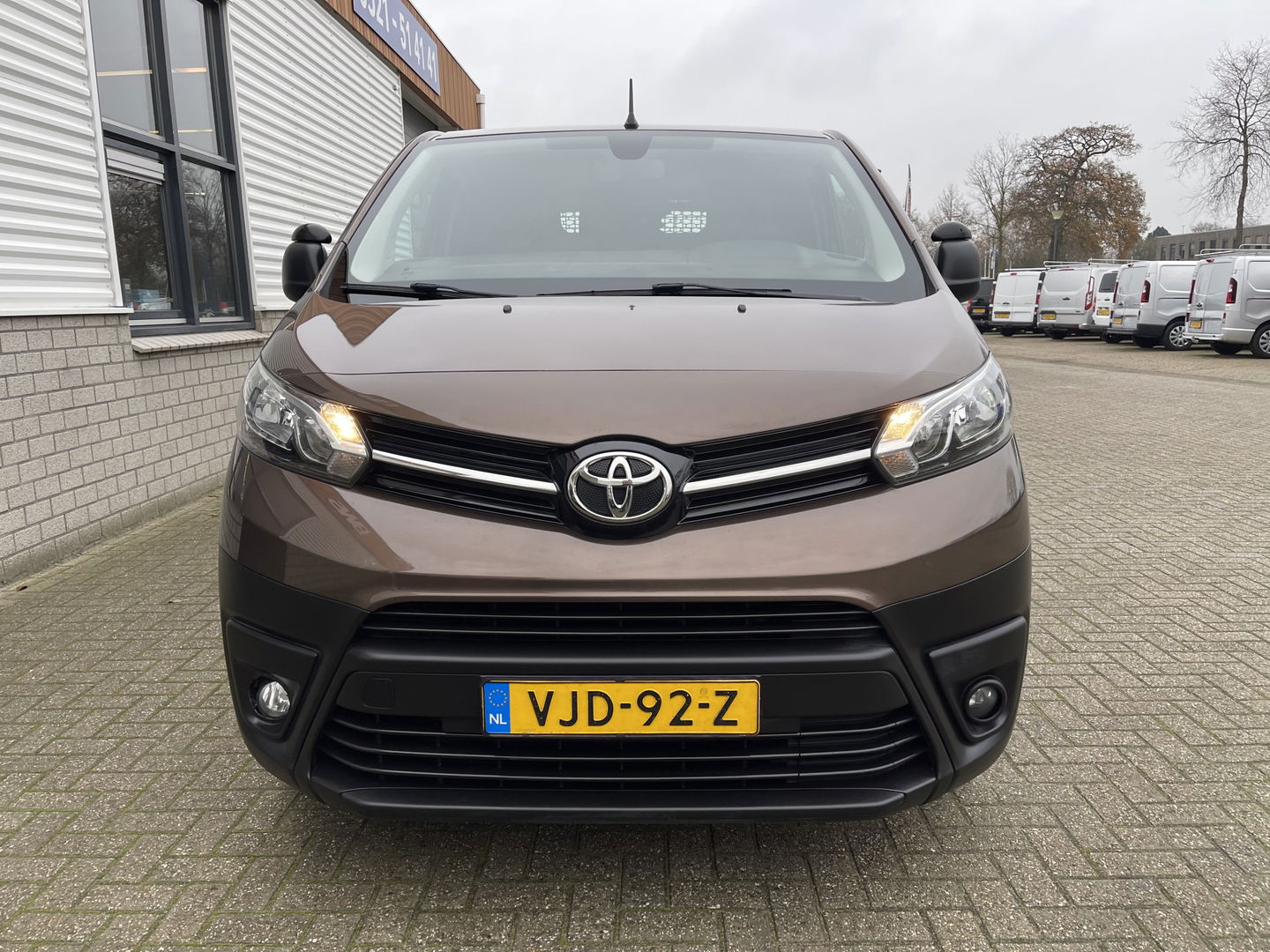 Toyota ProAce Compact 2.0 D-4D 122pk automaat Navigator L1H1 / vaste prijs rijklaar € 16.950 ex btw / lease vanaf € 285 / bruin metallic / euro 6 diesel / bpm vrij / airco / cruise / navi / trekhaak / pdc !