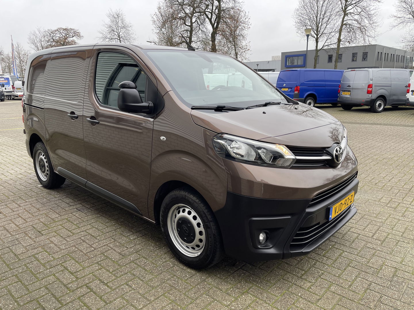 Toyota ProAce Compact 2.0 D-4D 122pk automaat Navigator L1H1 / vaste prijs rijklaar € 16.950 ex btw / lease vanaf € 285 / bruin metallic / euro 6 diesel / bpm vrij / airco / cruise / navi / trekhaak / pdc !