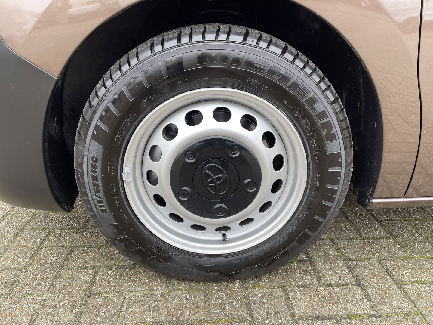 Toyota ProAce Compact 2.0 D-4D 122pk automaat Navigator L1H1 / vaste prijs rijklaar € 16.950 ex btw / lease vanaf € 285 / bruin metallic / euro 6 diesel / bpm vrij / airco / cruise / navi / trekhaak / pdc !