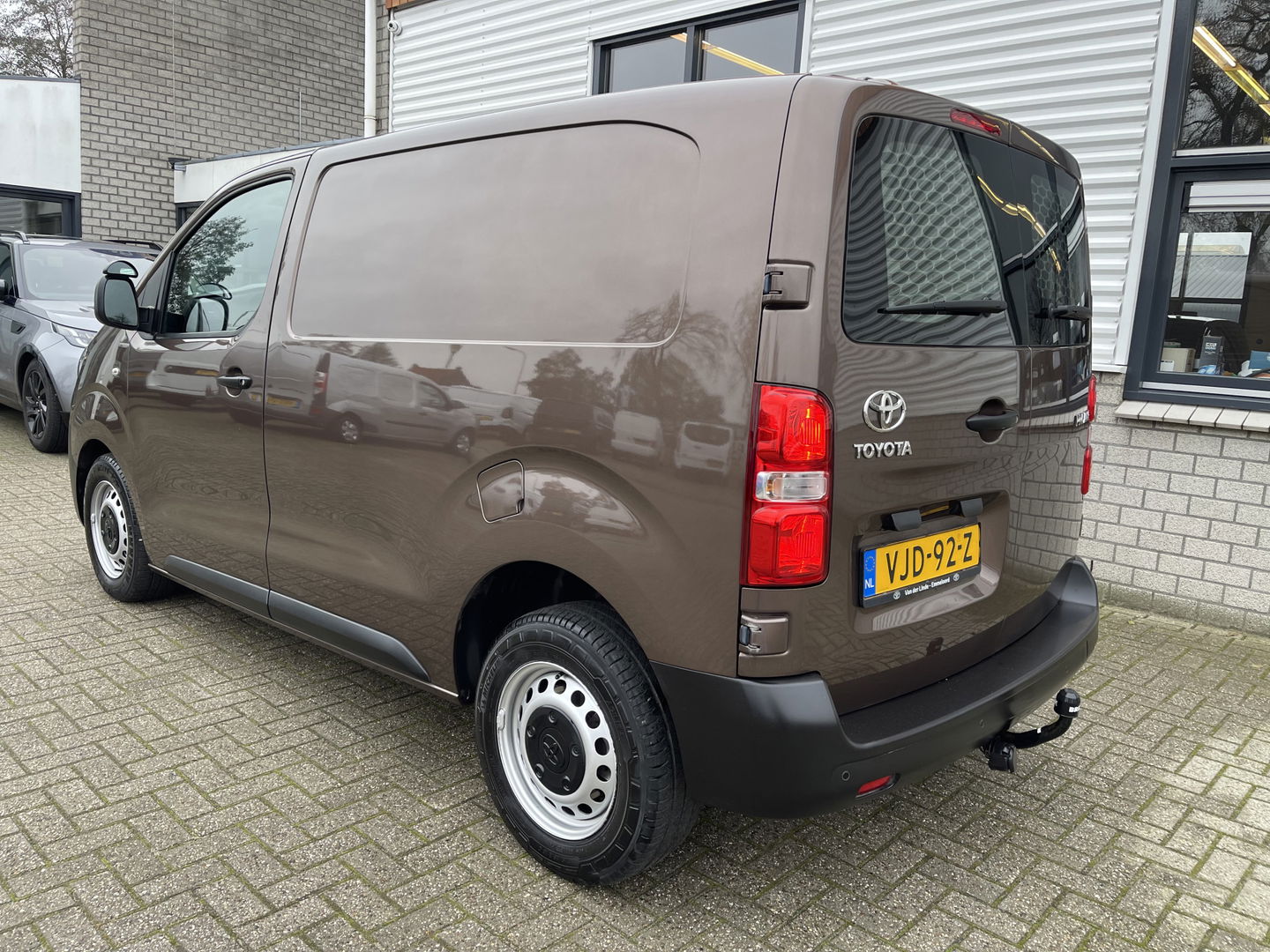 Toyota ProAce Compact 2.0 D-4D 122pk automaat Navigator L1H1 / vaste prijs rijklaar € 16.950 ex btw / lease vanaf € 285 / bruin metallic / euro 6 diesel / bpm vrij / airco / cruise / navi / trekhaak / pdc !