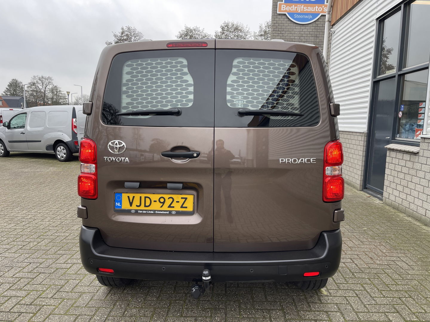 Toyota ProAce Compact 2.0 D-4D 122pk automaat Navigator L1H1 / vaste prijs rijklaar € 16.950 ex btw / lease vanaf € 285 / bruin metallic / euro 6 diesel / bpm vrij / airco / cruise / navi / trekhaak / pdc !