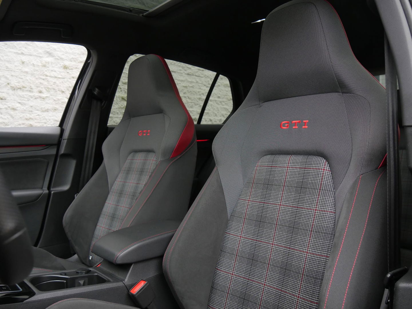 Volkswagen Golf 2.0TSi GTI/ PANORAMADAK/ CAMERA/ IQ-LIGHT MATRIX/ SFEERVERLICHTING/ WINTER PAKKET