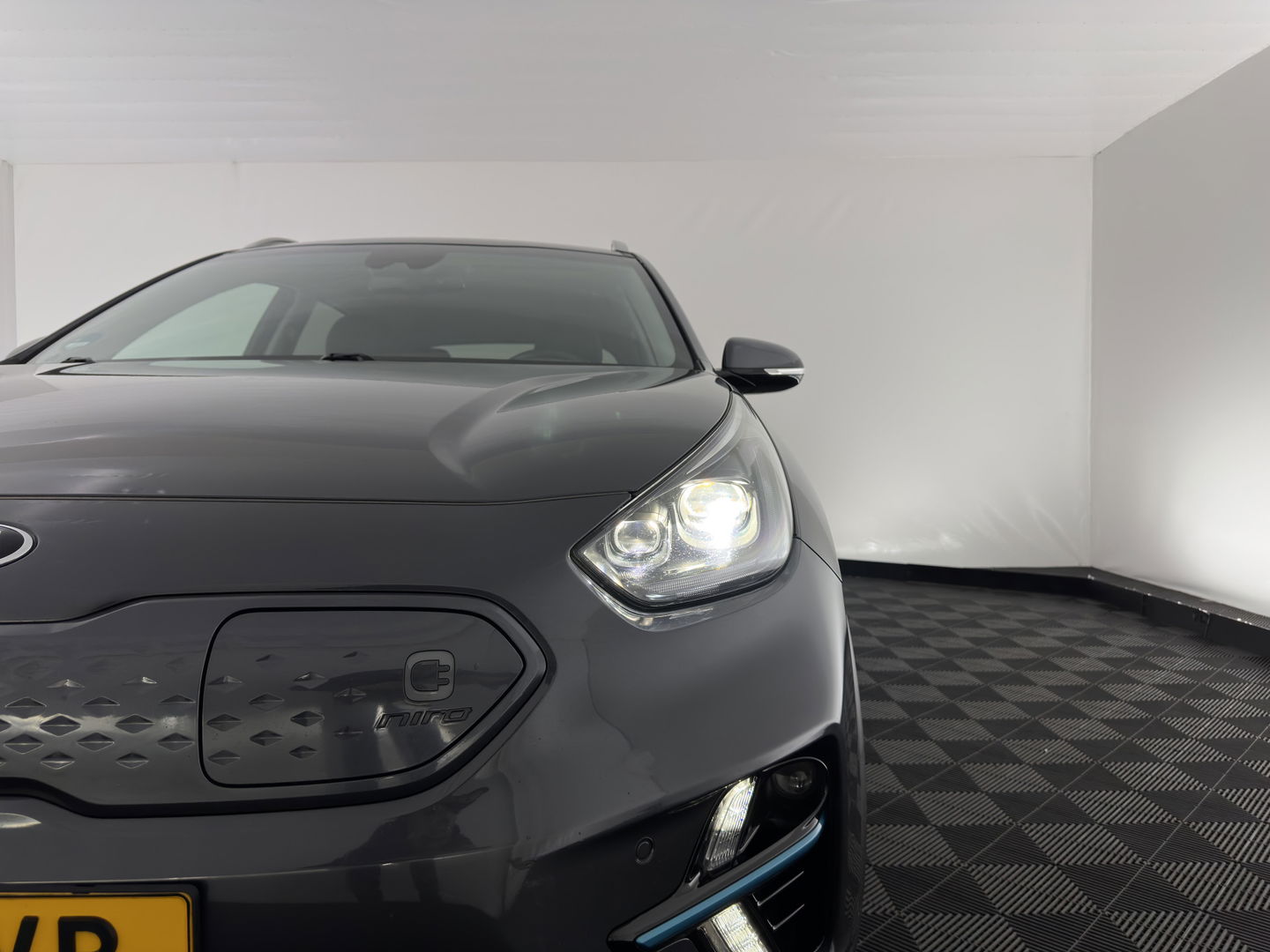 Kia e-Niro ExecutiveLine 64 kWh (3-Fase) {SOH-100%) (INCL-BTW)  Aut *HEATPUMP | LUXURY-LEATHER | FULL-LED | NAVI-FULLMAP | ADAPTIVE-CRUISE | CAMERA | MEMORY-PACK | LANE-ASSIST | KEYLESS | DIGI-COCKPIT | PRIVACY-GLASS | AMBIENT-LIGHT | 17"ALU*