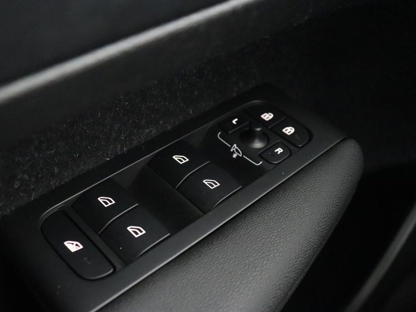 Volvo XC40 1.5 T5 Recharge Momentum Pro | Harman/Kardon | Camera | Carplay | Half leder | Navigatie | Cruise control | Climate control | Parkeerhulp | Full LED | PHEV | Plug In