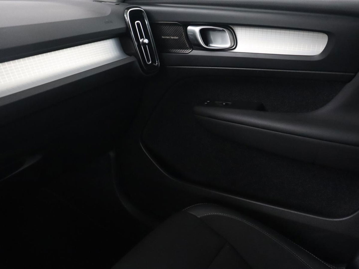 Volvo XC40 1.5 T5 Recharge Momentum Pro | Harman/Kardon | Camera | Carplay | Half leder | Navigatie | Cruise control | Climate control | Parkeerhulp | Full LED | PHEV | Plug In