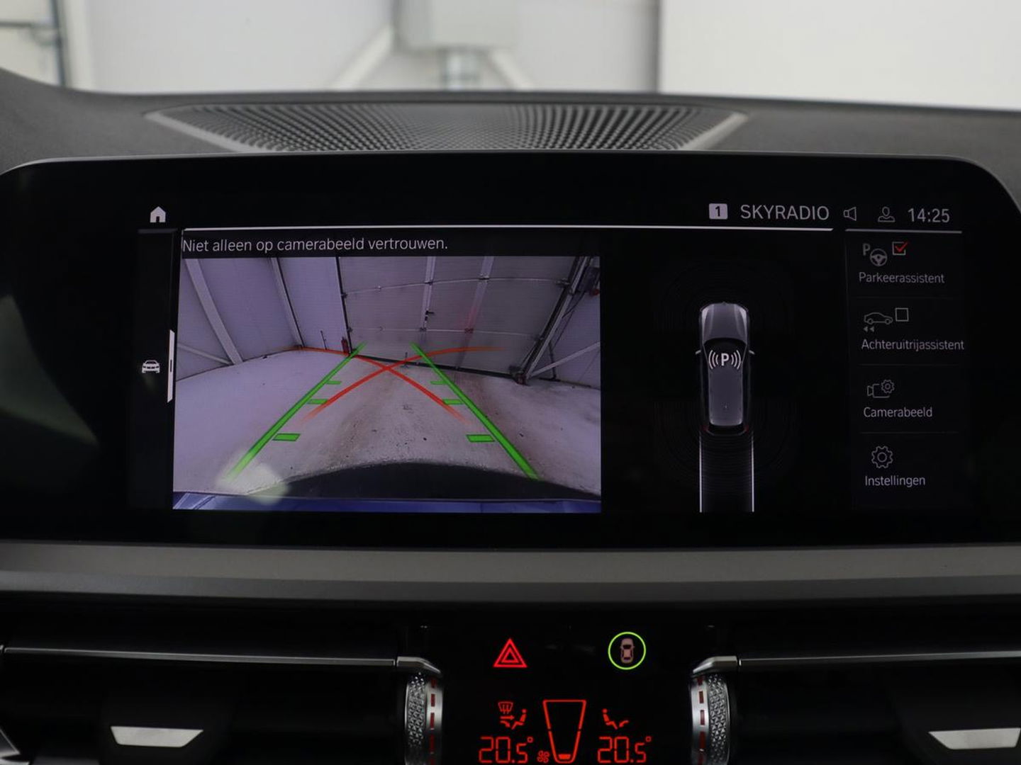 BMW 3 Serie 318i Business Edition | Stoelverwarming | Camera | Carplay | Live Cockpit | Full LED | Navigatie | Dodehoek detectie | Climate control