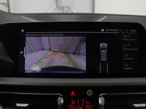 BMW 3 Serie 318i Business Edition | Stoelverwarming | Camera | Carplay | Live Cockpit | Full LED | Navigatie | Dodehoek detectie | Climate control