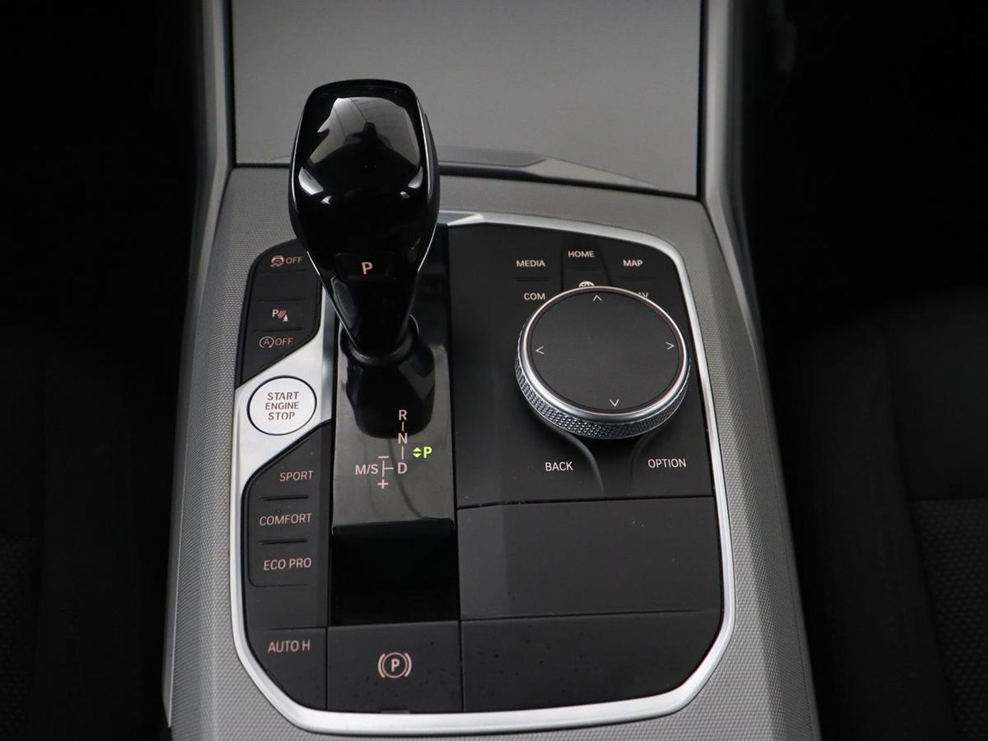 BMW 3 Serie 318i Business Edition | Stoelverwarming | Camera | Carplay | Live Cockpit | Full LED | Navigatie | Dodehoek detectie | Climate control