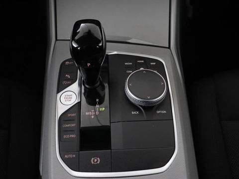 BMW 3 Serie 318i Business Edition | Stoelverwarming | Camera | Carplay | Live Cockpit | Full LED | Navigatie | Dodehoek detectie | Climate control