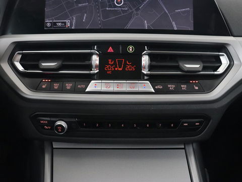 BMW 3 Serie 318i Business Edition | Stoelverwarming | Camera | Carplay | Live Cockpit | Full LED | Navigatie | Dodehoek detectie | Climate control