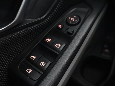 BMW 3 Serie 318i Business Edition | Stoelverwarming | Camera | Carplay | Live Cockpit | Full LED | Navigatie | Dodehoek detectie | Climate control