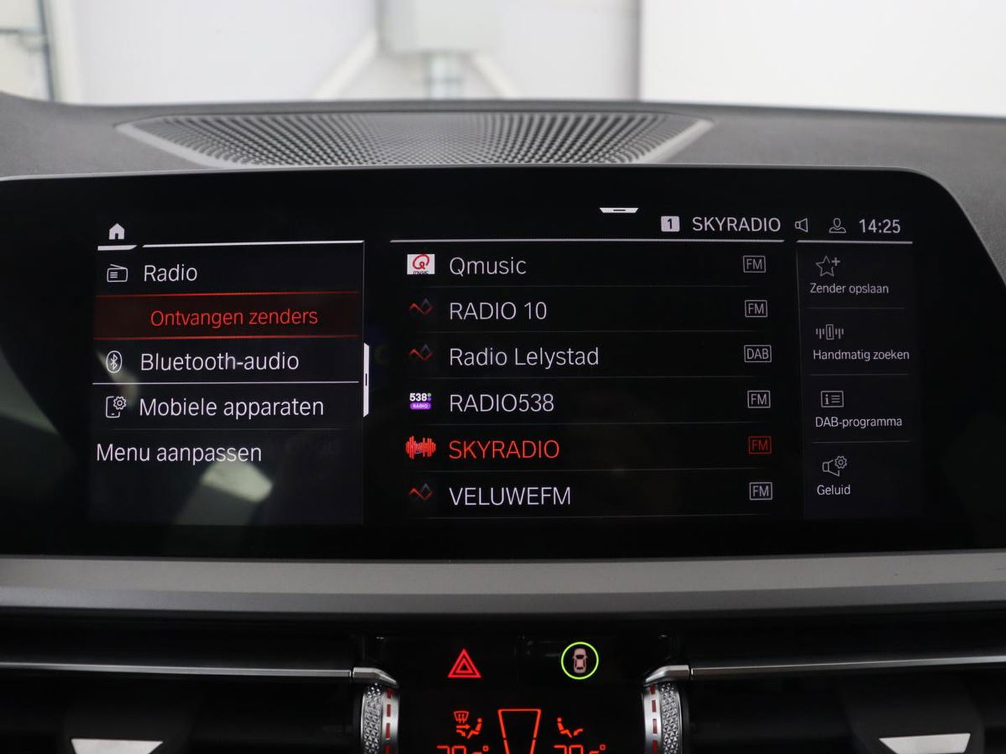 BMW 3 Serie 318i Business Edition | Stoelverwarming | Camera | Carplay | Live Cockpit | Full LED | Navigatie | Dodehoek detectie | Climate control