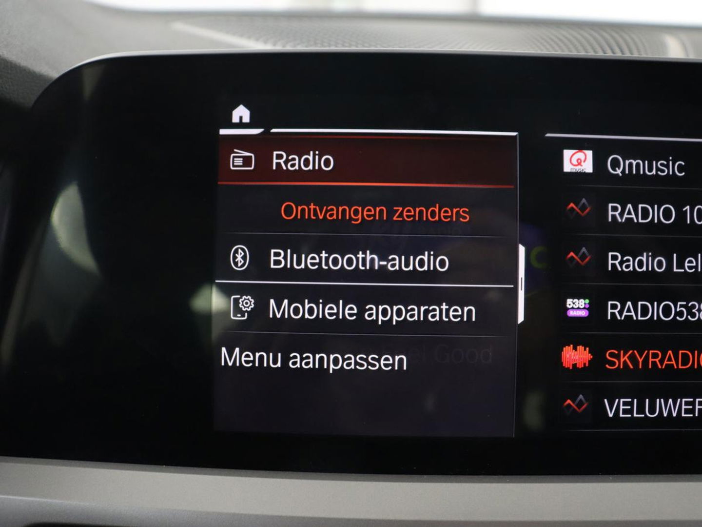 BMW 3 Serie 318i Business Edition | Stoelverwarming | Camera | Carplay | Live Cockpit | Full LED | Navigatie | Dodehoek detectie | Climate control