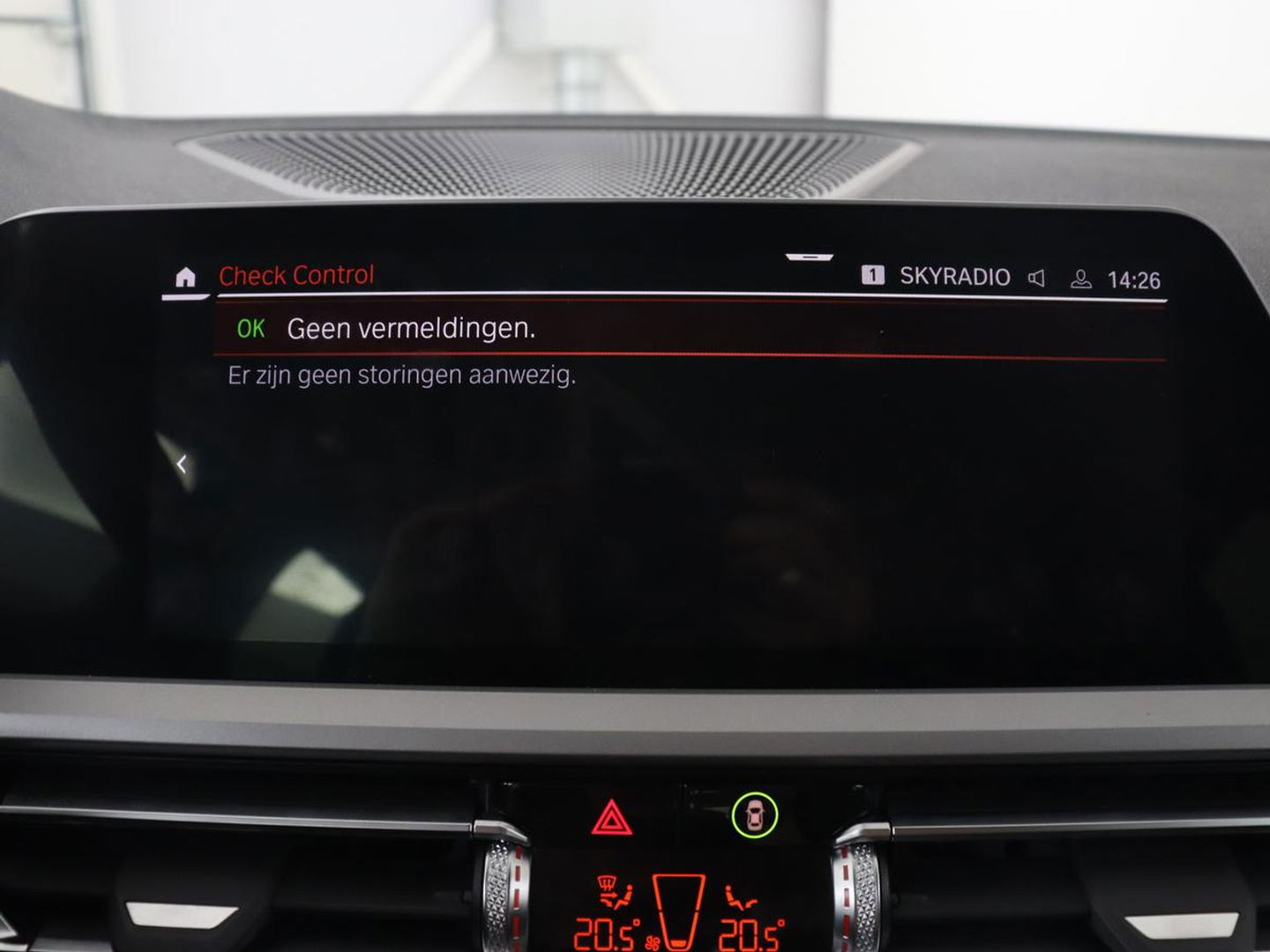 BMW 3 Serie 318i Business Edition | Stoelverwarming | Camera | Carplay | Live Cockpit | Full LED | Navigatie | Dodehoek detectie | Climate control