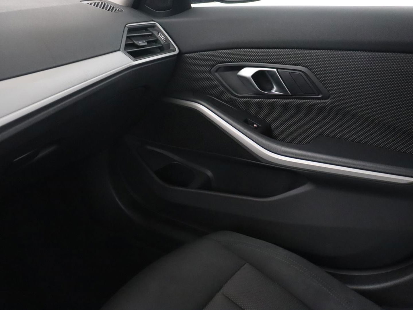 BMW 3 Serie 318i Business Edition | Stoelverwarming | Camera | Carplay | Live Cockpit | Full LED | Navigatie | Dodehoek detectie | Climate control