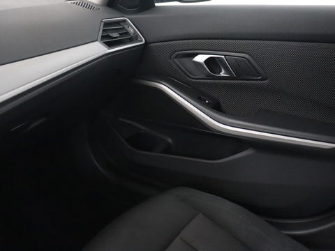 BMW 3 Serie 318i Business Edition | Stoelverwarming | Camera | Carplay | Live Cockpit | Full LED | Navigatie | Dodehoek detectie | Climate control