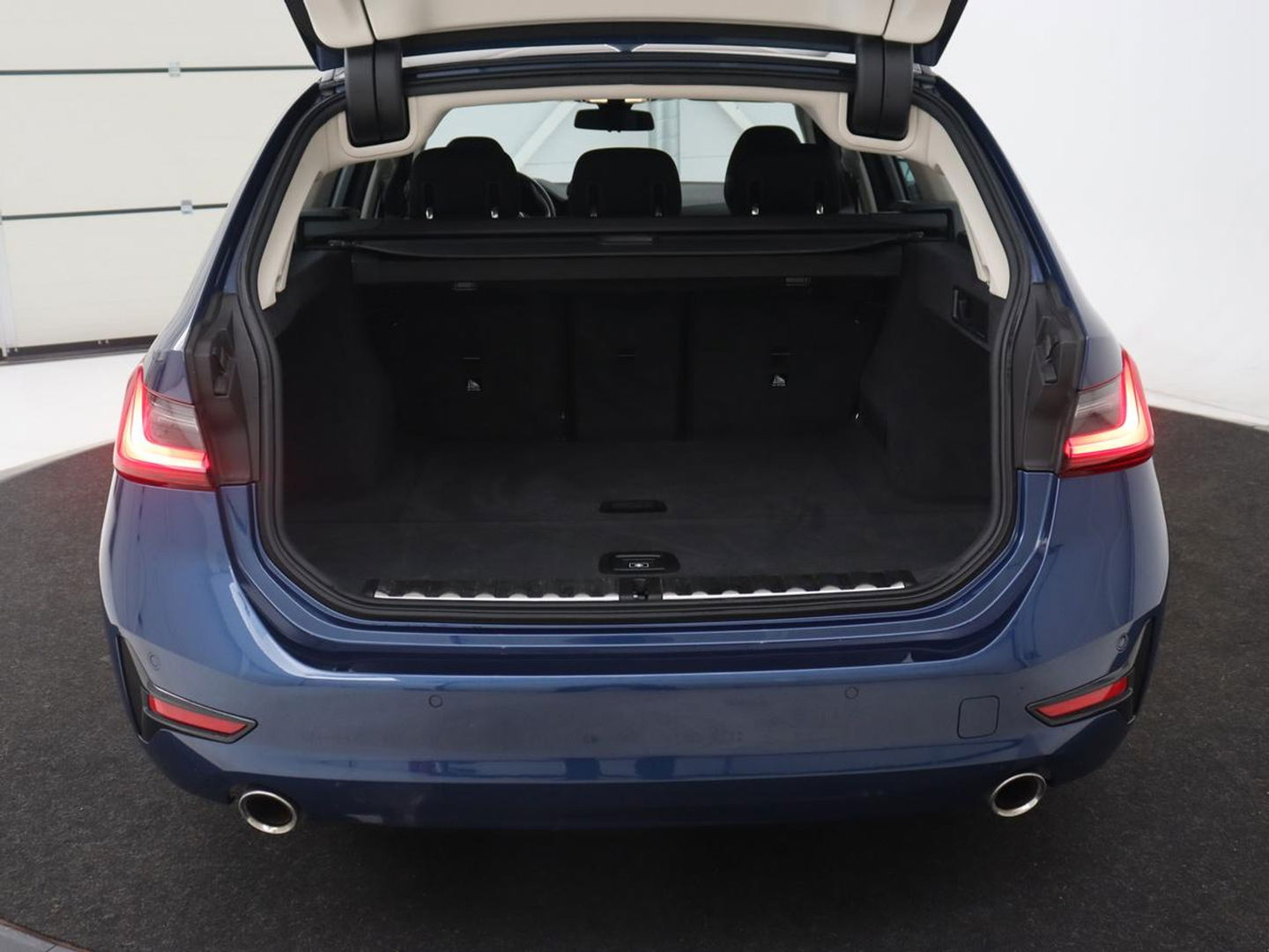 BMW 3 Serie 318i Business Edition | Stoelverwarming | Camera | Carplay | Live Cockpit | Full LED | Navigatie | Dodehoek detectie | Climate control