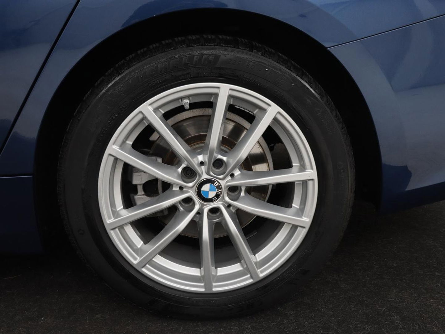 BMW 3 Serie 318i Business Edition | Stoelverwarming | Camera | Carplay | Live Cockpit | Full LED | Navigatie | Dodehoek detectie | Climate control