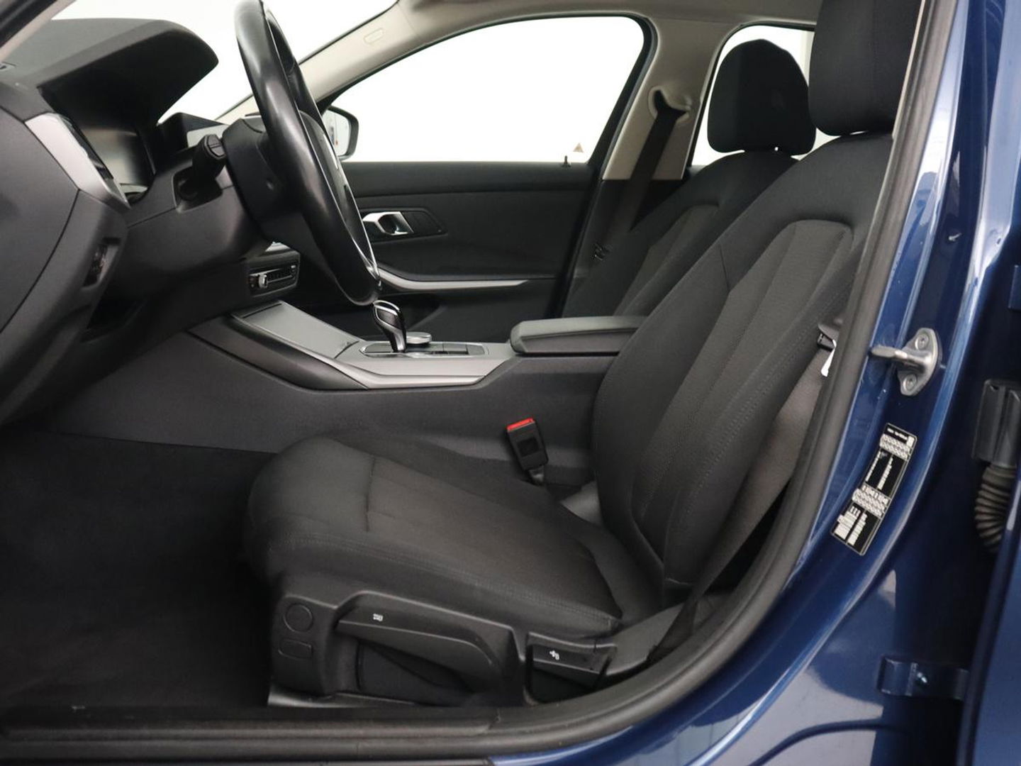 BMW 3 Serie 318i Business Edition | Stoelverwarming | Camera | Carplay | Live Cockpit | Full LED | Navigatie | Dodehoek detectie | Climate control