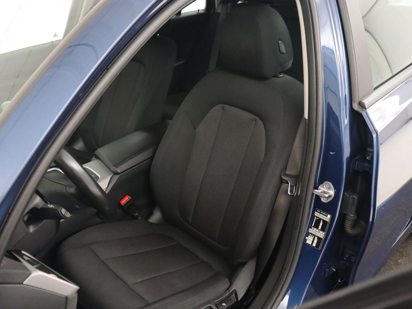 BMW 3 Serie 318i Business Edition | Stoelverwarming | Camera | Carplay | Live Cockpit | Full LED | Navigatie | Dodehoek detectie | Climate control