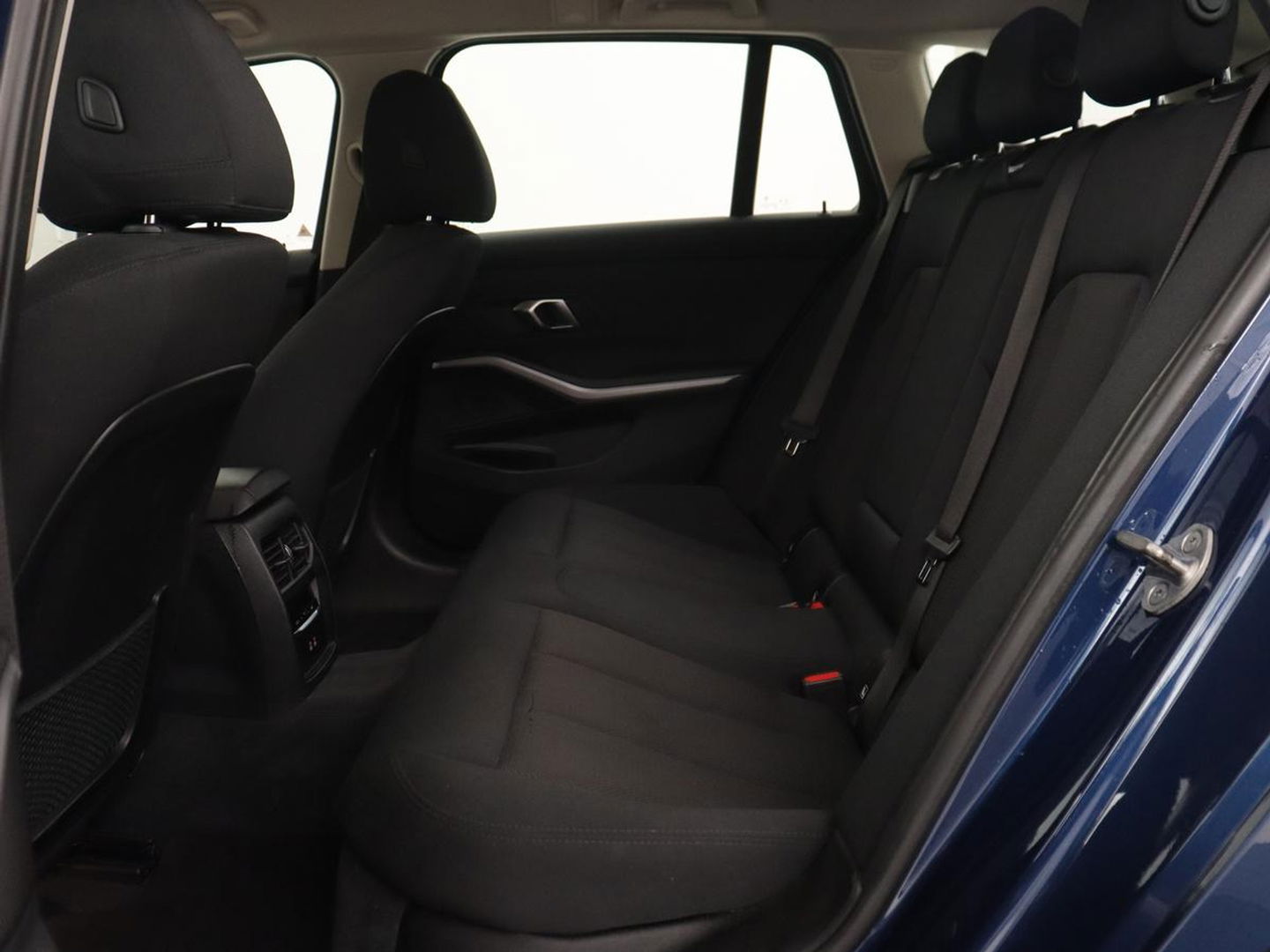 BMW 3 Serie 318i Business Edition | Stoelverwarming | Camera | Carplay | Live Cockpit | Full LED | Navigatie | Dodehoek detectie | Climate control