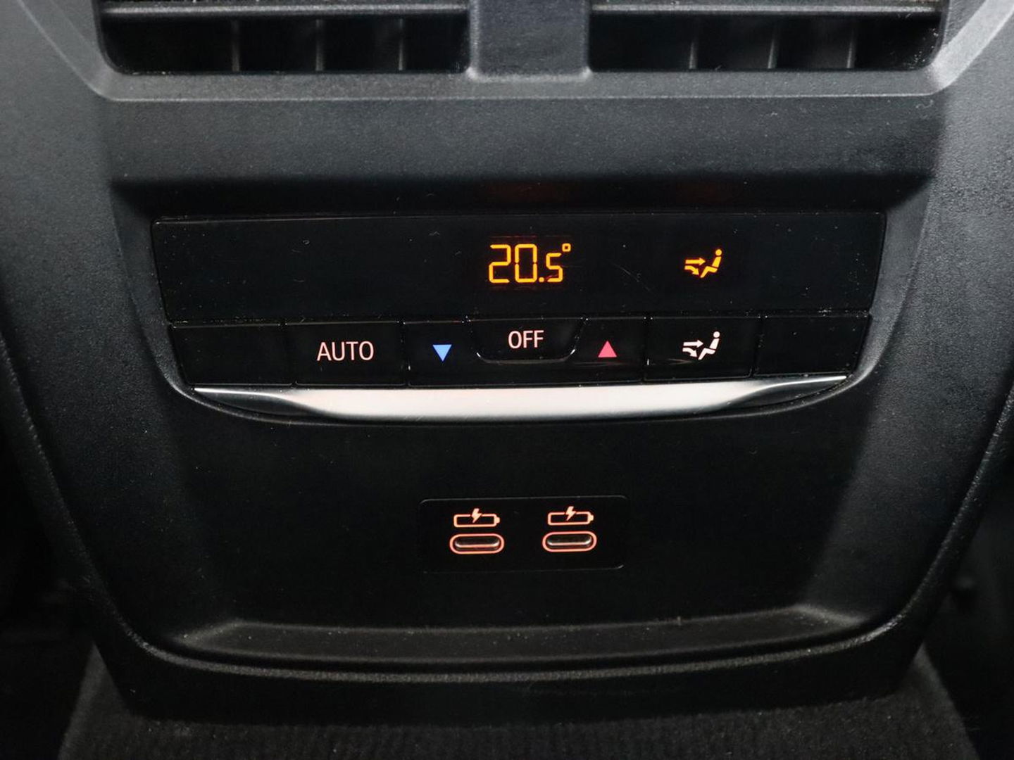 BMW 3 Serie 318i Business Edition | Stoelverwarming | Camera | Carplay | Live Cockpit | Full LED | Navigatie | Dodehoek detectie | Climate control