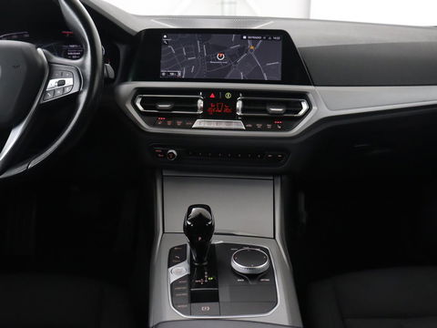 BMW 3 Serie 318i Business Edition | Stoelverwarming | Camera | Carplay | Live Cockpit | Full LED | Navigatie | Dodehoek detectie | Climate control