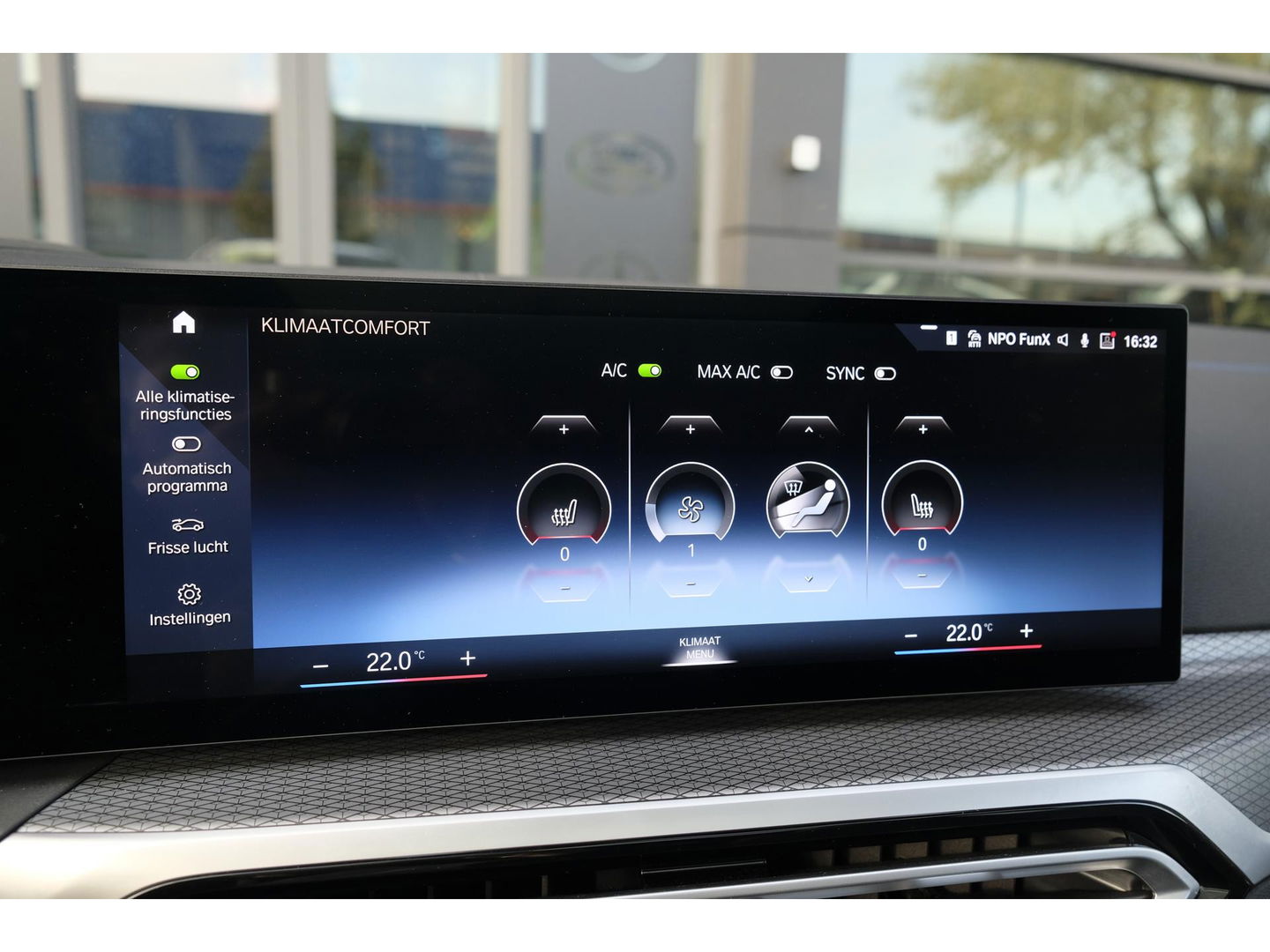 BMW 3 Serie Touring 330e 292pk M-sport Panoramadak M3 seats *BTW* Head-up Laser lampen Adaptive cruise Camera