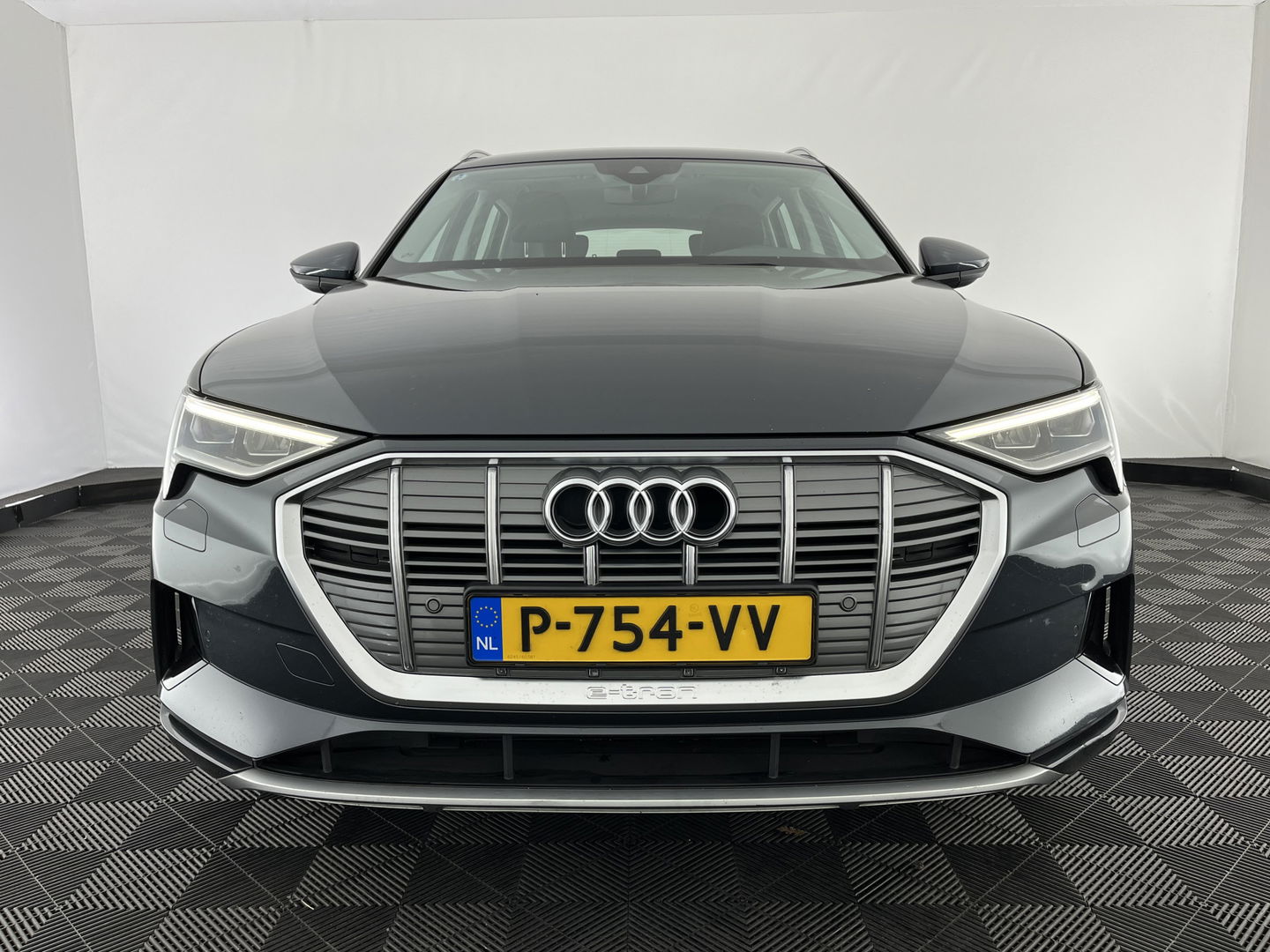 Audi e-tron 55 quattro Advanced edition Plus 95 kWh [3-Fase] {SOH-93%} (INCL-BTW) Aut.*LUXURY-LEATHER | ADAPTIVE-CRUISE | FULL-LED | DIGI-COCKPIT | KEYLESS | MEMORY-PACK | CAMERA | NAVI-FULLMAP | SHIFT-PADDLES | DAB+ | HEATED-COMFORTSEATS | DRIVE-SELECT | 20''AL