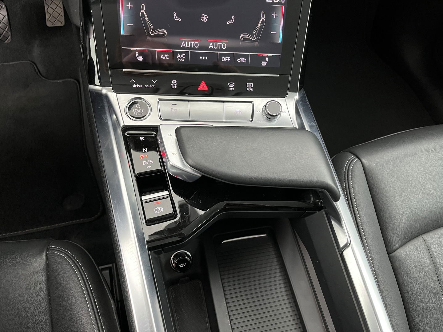 Audi e-tron 55 quattro Advanced edition Plus 95 kWh [3-Fase] {SOH-93%} (INCL-BTW) Aut.*LUXURY-LEATHER | ADAPTIVE-CRUISE | FULL-LED | DIGI-COCKPIT | KEYLESS | MEMORY-PACK | CAMERA | NAVI-FULLMAP | SHIFT-PADDLES | DAB+ | HEATED-COMFORTSEATS | DRIVE-SELECT | 20''AL
