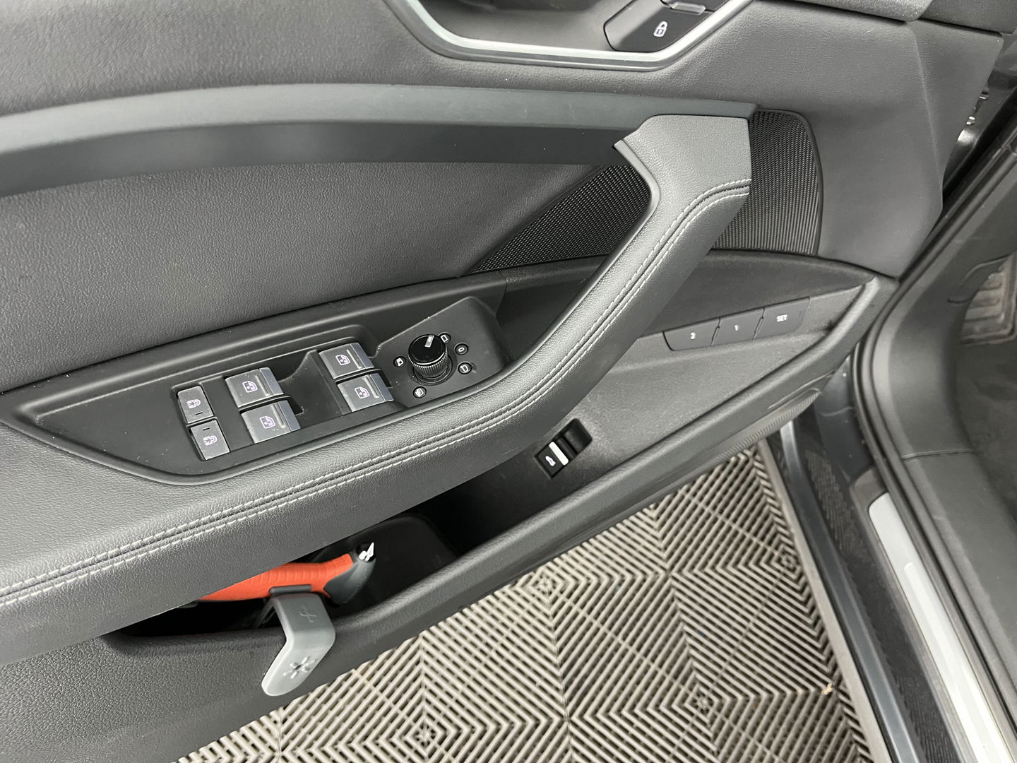 Audi e-tron 55 quattro Advanced edition Plus 95 kWh [3-Fase] {SOH-93%} (INCL-BTW) Aut.*LUXURY-LEATHER | ADAPTIVE-CRUISE | FULL-LED | DIGI-COCKPIT | KEYLESS | MEMORY-PACK | CAMERA | NAVI-FULLMAP | SHIFT-PADDLES | DAB+ | HEATED-COMFORTSEATS | DRIVE-SELECT | 20''AL