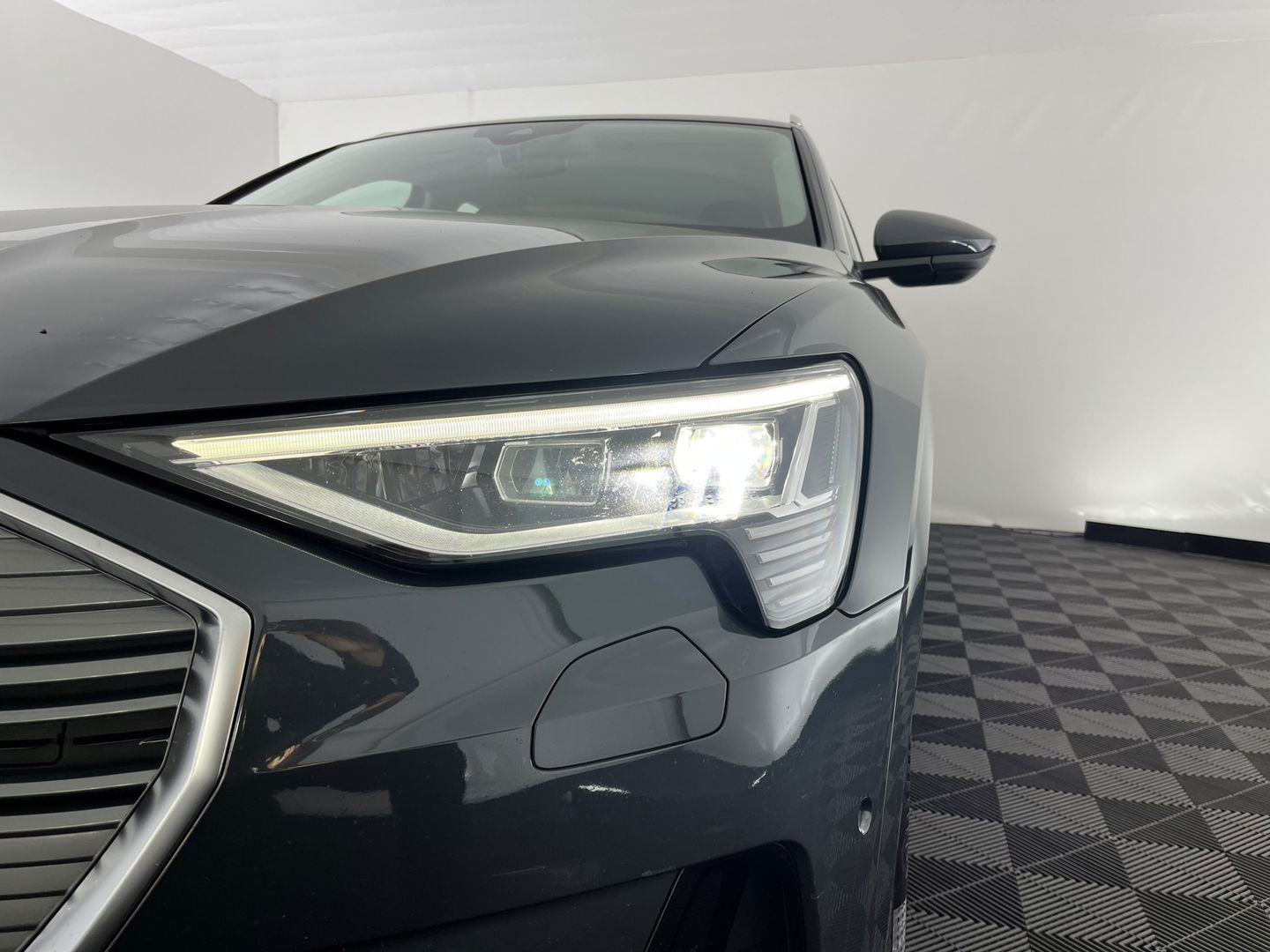 Audi e-tron 55 quattro Advanced edition Plus 95 kWh [3-Fase] {SOH-93%} (INCL-BTW) Aut.*LUXURY-LEATHER | ADAPTIVE-CRUISE | FULL-LED | DIGI-COCKPIT | KEYLESS | MEMORY-PACK | CAMERA | NAVI-FULLMAP | SHIFT-PADDLES | DAB+ | HEATED-COMFORTSEATS | DRIVE-SELECT | 20''AL