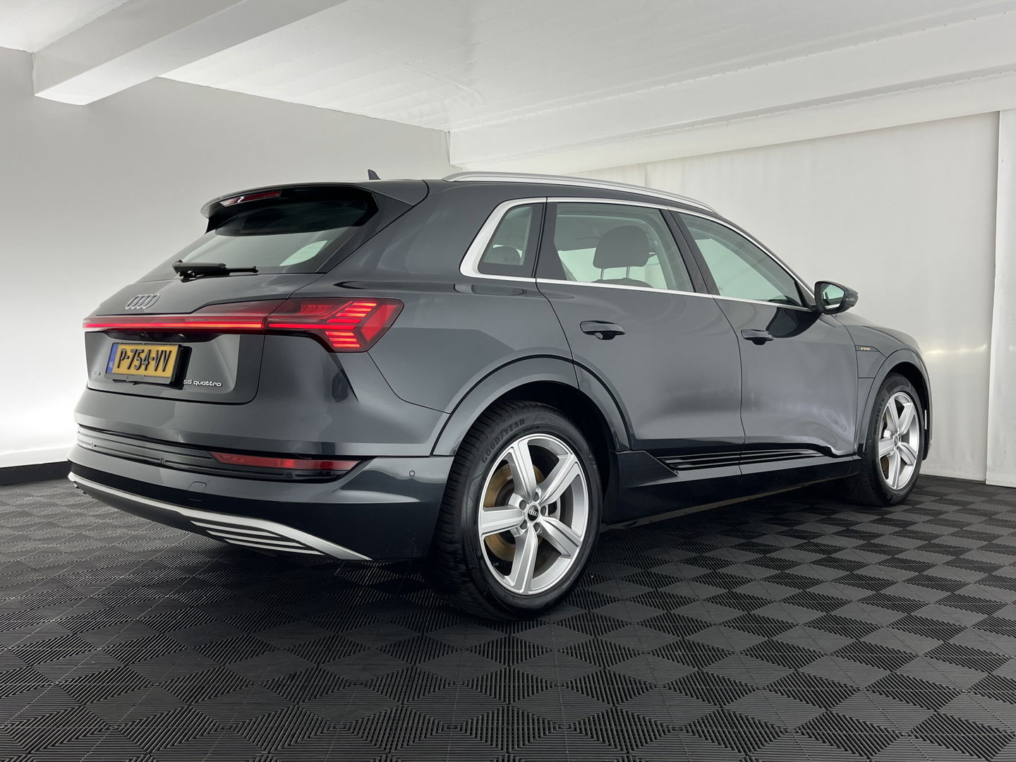 Audi e-tron 55 quattro Advanced edition Plus 95 kWh [3-Fase] {SOH-93%} (INCL-BTW) Aut.*LUXURY-LEATHER | ADAPTIVE-CRUISE | FULL-LED | DIGI-COCKPIT | KEYLESS | MEMORY-PACK | CAMERA | NAVI-FULLMAP | SHIFT-PADDLES | DAB+ | HEATED-COMFORTSEATS | DRIVE-SELECT | 20''AL