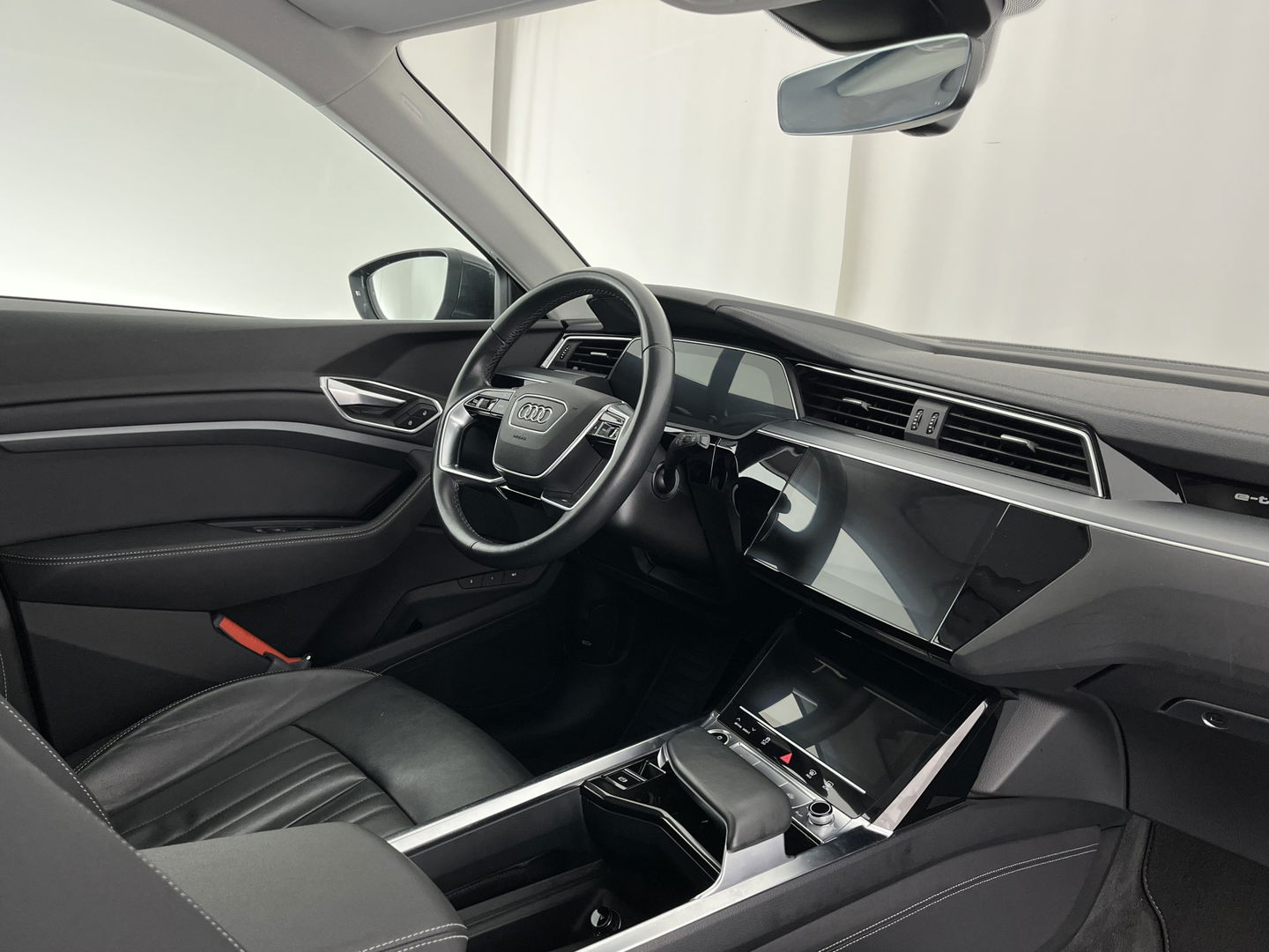 Audi e-tron 55 quattro Advanced edition Plus 95 kWh [3-Fase] {SOH-93%} (INCL-BTW) Aut.*LUXURY-LEATHER | ADAPTIVE-CRUISE | FULL-LED | DIGI-COCKPIT | KEYLESS | MEMORY-PACK | CAMERA | NAVI-FULLMAP | SHIFT-PADDLES | DAB+ | HEATED-COMFORTSEATS | DRIVE-SELECT | 20''AL