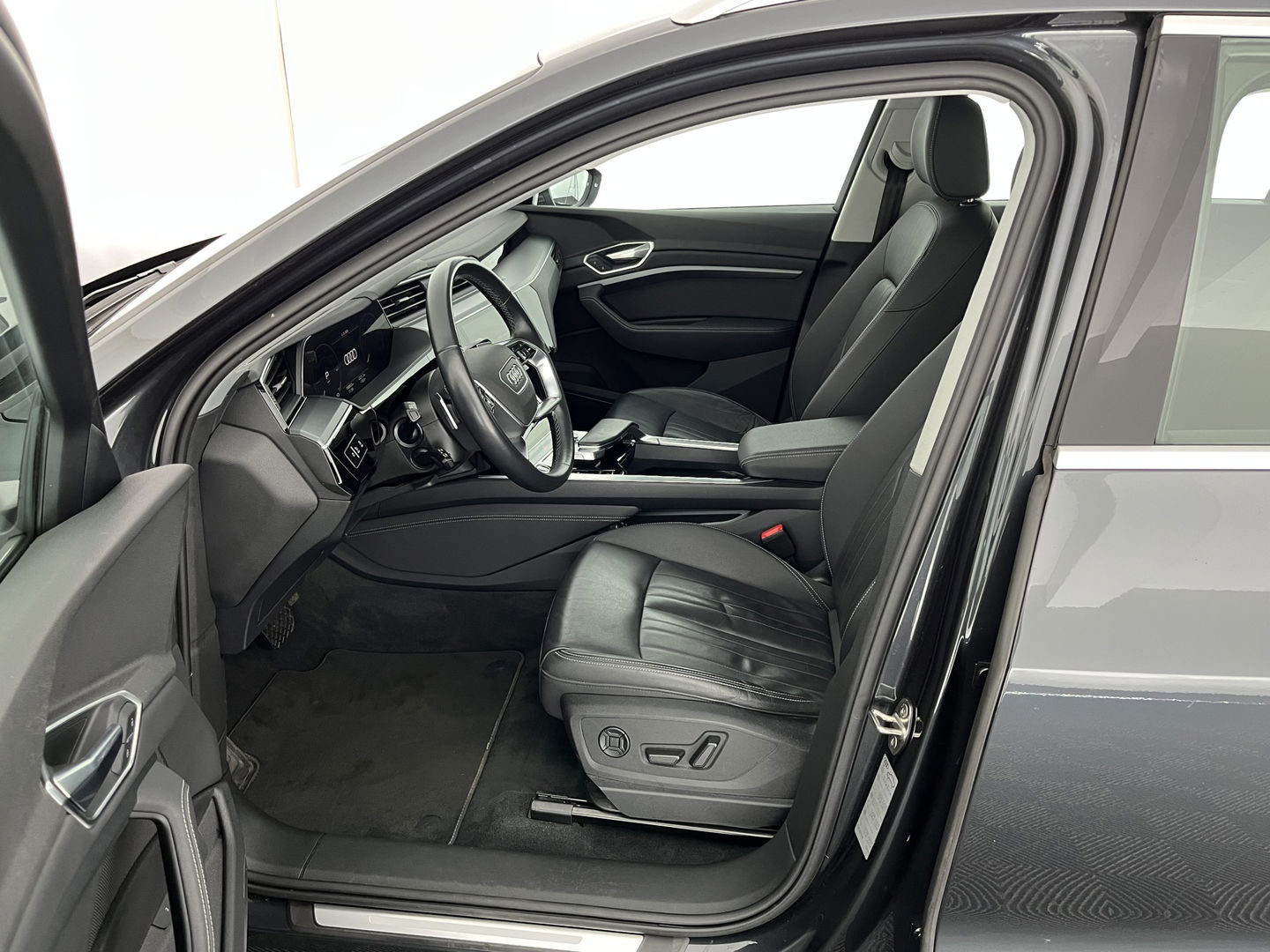 Audi e-tron 55 quattro Advanced edition Plus 95 kWh [3-Fase] {SOH-93%} (INCL-BTW) Aut.*LUXURY-LEATHER | ADAPTIVE-CRUISE | FULL-LED | DIGI-COCKPIT | KEYLESS | MEMORY-PACK | CAMERA | NAVI-FULLMAP | SHIFT-PADDLES | DAB+ | HEATED-COMFORTSEATS | DRIVE-SELECT | 20''AL