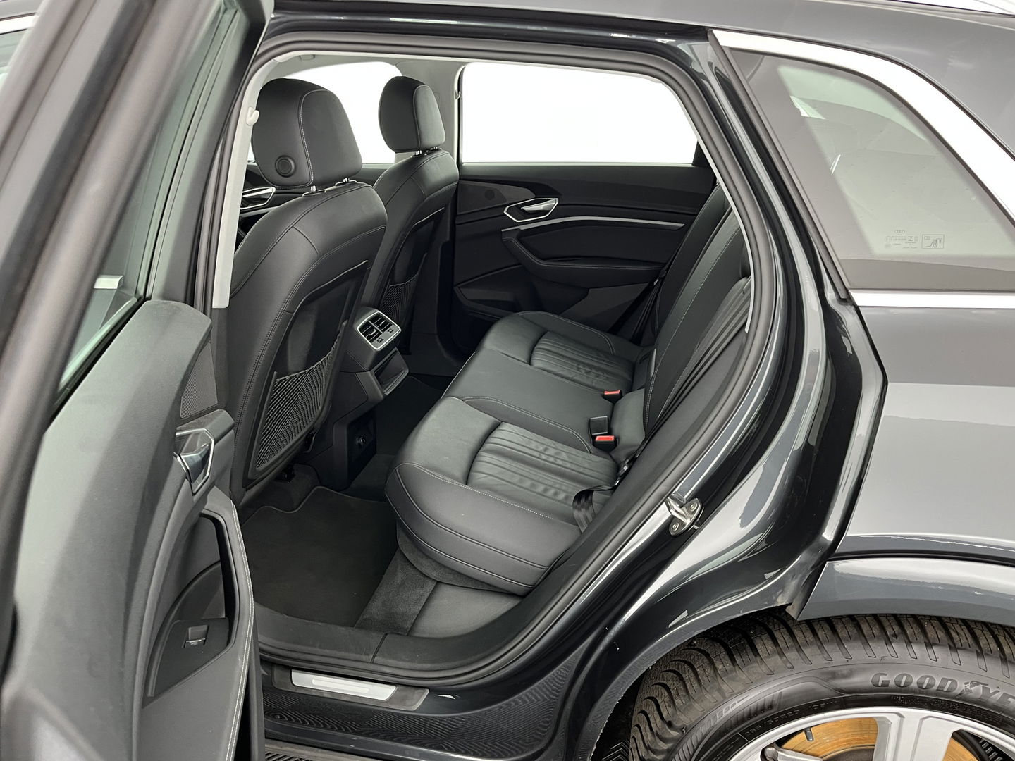 Audi e-tron 55 quattro Advanced edition Plus 95 kWh [3-Fase] {SOH-93%} (INCL-BTW) Aut.*LUXURY-LEATHER | ADAPTIVE-CRUISE | FULL-LED | DIGI-COCKPIT | KEYLESS | MEMORY-PACK | CAMERA | NAVI-FULLMAP | SHIFT-PADDLES | DAB+ | HEATED-COMFORTSEATS | DRIVE-SELECT | 20''AL