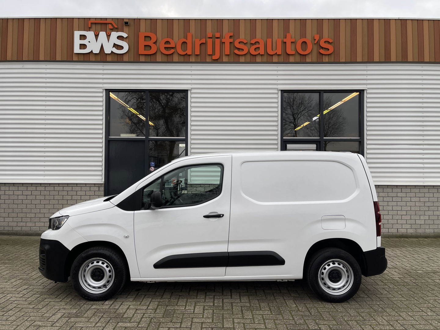 Peugeot Partner 1.2 PureTech Premium benzine grijs kenteken / originele Nederlandse bus / lease vanaf € 201 / zakelijk bpm vrij / vaste prijs rijklaar € 11.950 ex btw / airco / cruise / navigatie
