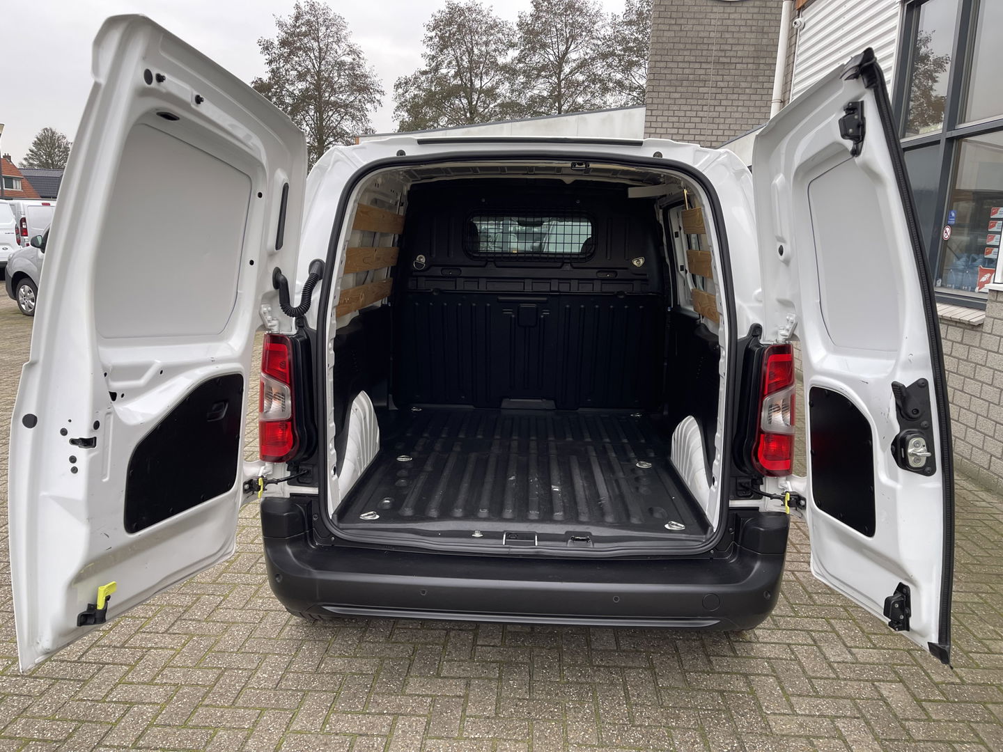 Peugeot Partner 1.2 PureTech Premium benzine grijs kenteken / originele Nederlandse bus / lease vanaf € 201 / zakelijk bpm vrij / vaste prijs rijklaar € 11.950 ex btw / airco / cruise / navigatie