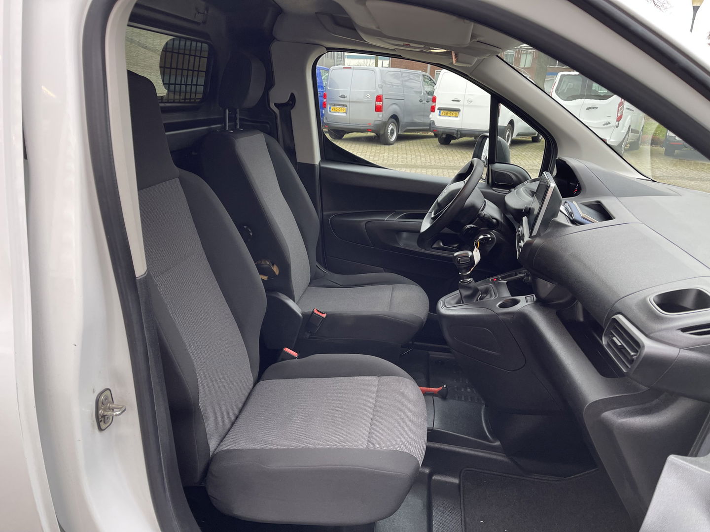 Peugeot Partner 1.2 PureTech Premium benzine grijs kenteken / originele Nederlandse bus / lease vanaf € 201 / zakelijk bpm vrij / vaste prijs rijklaar € 11.950 ex btw / airco / cruise / navigatie