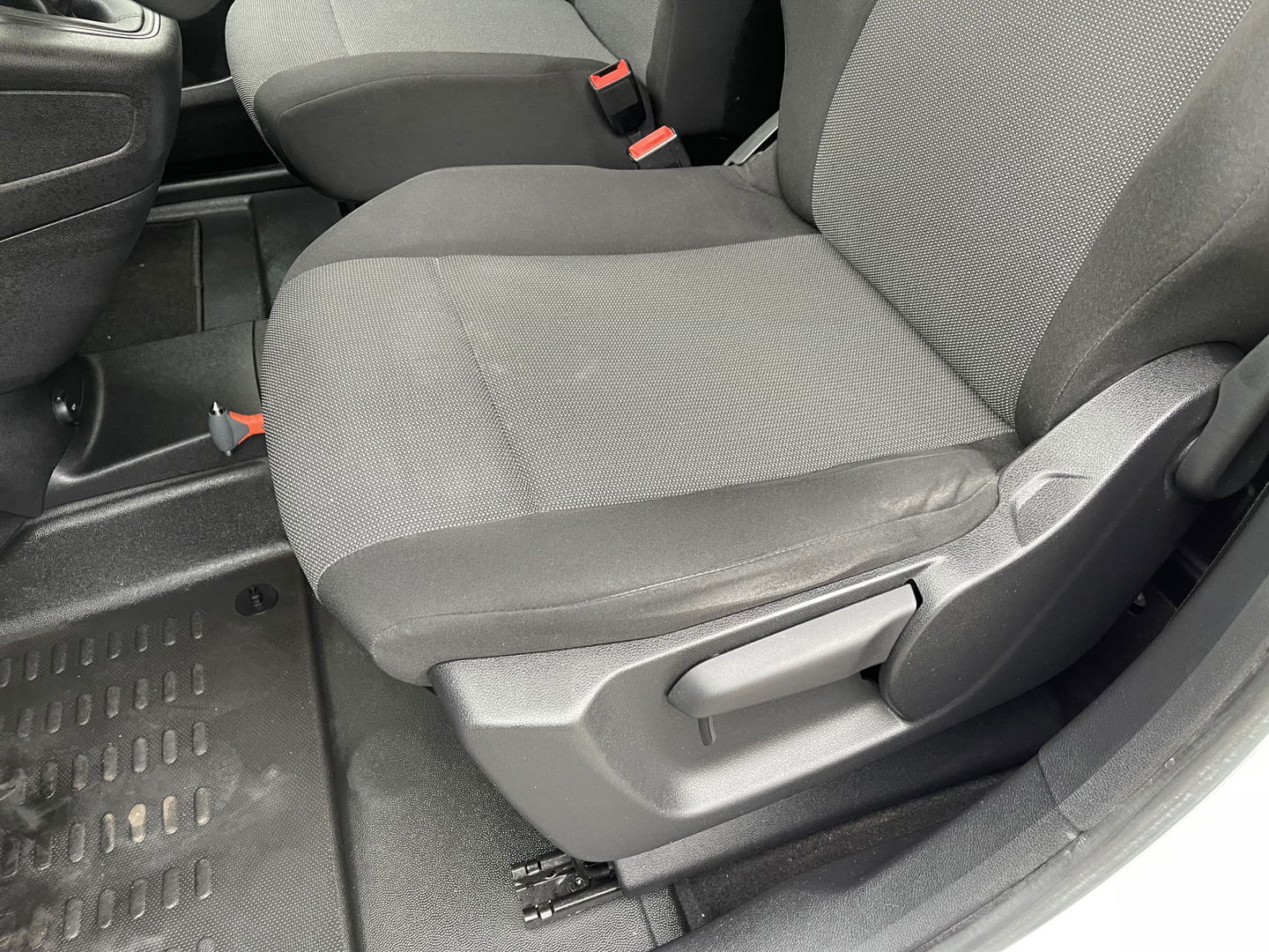 Peugeot Partner 1.2 PureTech Premium benzine grijs kenteken / originele Nederlandse bus / lease vanaf € 201 / zakelijk bpm vrij / vaste prijs rijklaar € 11.950 ex btw / airco / cruise / navigatie