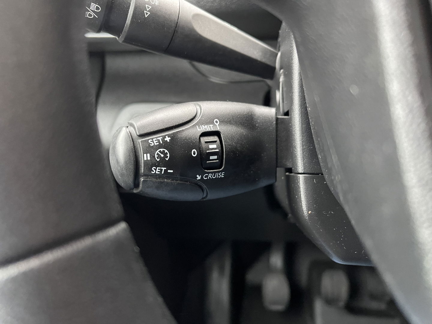 Peugeot Partner 1.2 PureTech Premium benzine grijs kenteken / originele Nederlandse bus / lease vanaf € 201 / zakelijk bpm vrij / vaste prijs rijklaar € 11.950 ex btw / airco / cruise / navigatie