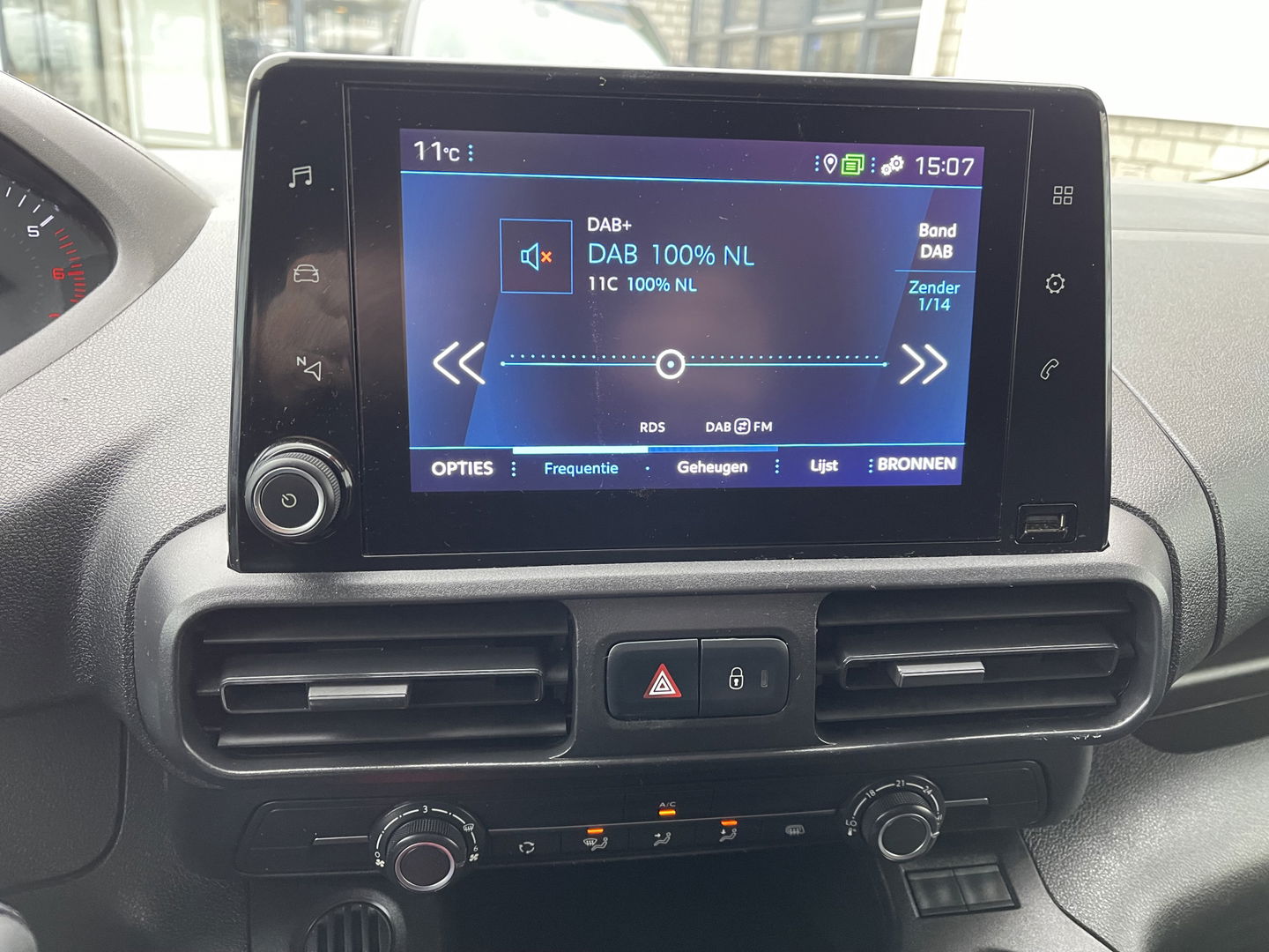 Peugeot Partner 1.2 PureTech Premium benzine grijs kenteken / originele Nederlandse bus / lease vanaf € 201 / zakelijk bpm vrij / vaste prijs rijklaar € 11.950 ex btw / airco / cruise / navigatie